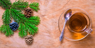 Cam bardak çam dalı ile eski bir rustik tabloda çay. Yeni Evet