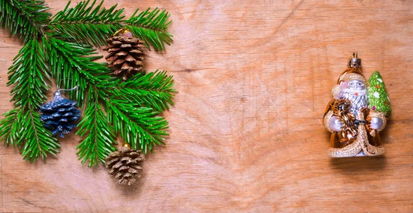 Boże Narodzenie drzewo gałązka i zielony święty Mikołaj na drewniane stare rustykalne b — Zdjęcie stockowe