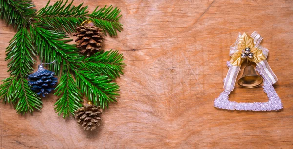 Árbol de Navidad una ramita verde y una campana en madera vieja espalda rústica — Foto de Stock