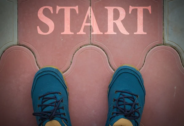 Blauwe schoenen op de stoep voor Straton, het begin. — Stockfoto