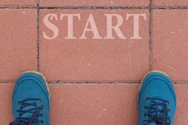 Straton, başlangıçta önündeki kaldırımda mavi ayakkabılar.