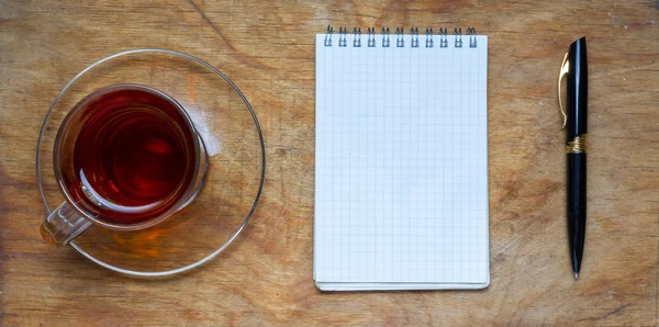 小笔记本与一杯茶，坚持仿古木背景 — 图库照片