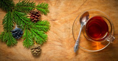 Cam bardak çam dalı ile eski bir rustik tabloda çay. Yeni Evet