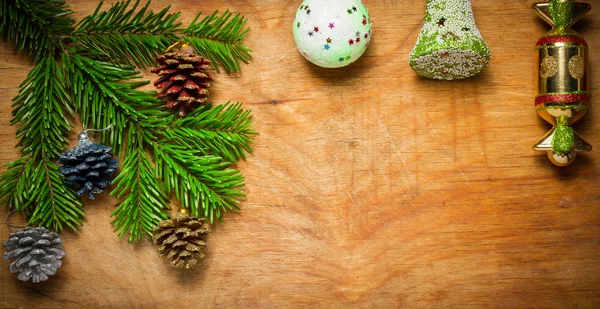 Weihnachtsbaum ein grüner Zweig und eine Glockenkugel auf hölzernen alten rustikalen — Stockfoto