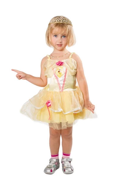 Niña con un hermoso vestido amarillo señalando con el dedo —  Fotos de Stock