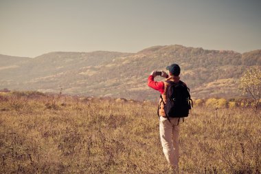 Senin s için sahne fotoğrafını çekmek sırt çantası ile erkek turist