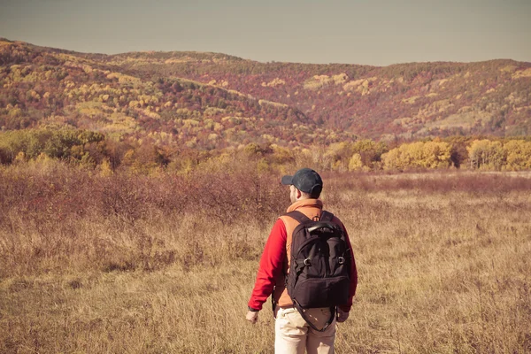 Męski turystyczny z sotret plecak na horyzoncie jesienią — Zdjęcie stockowe