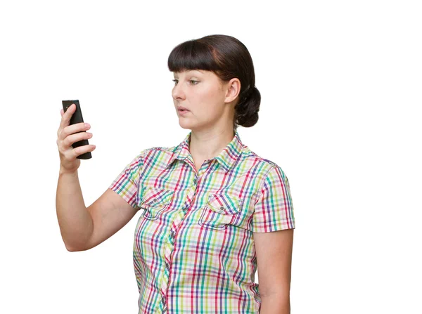 Den unga kvinnan stirrar på telefonskärmen. — Stockfoto