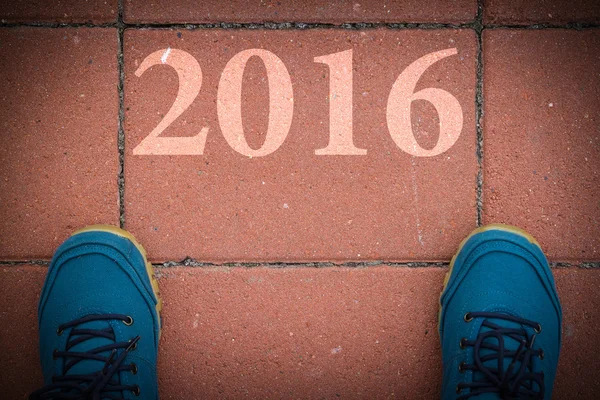 Beginnen met het nieuwe jaar 2016 - bovenaanzicht van man lopen op de weg — Stockfoto