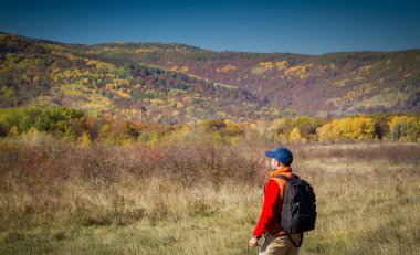 Sırt çantası sotret Güz ufukta ile erkek turist