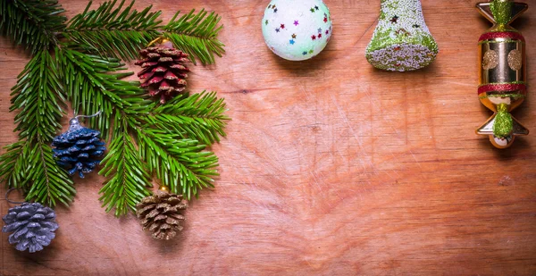 Albero di Natale un ramoscello verde e una palla campana su legno vecchio rustico — Foto Stock