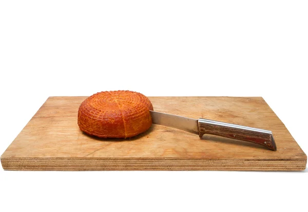 Hemma rökte rustika ost isolerad på en vit bakgrund — Stockfoto