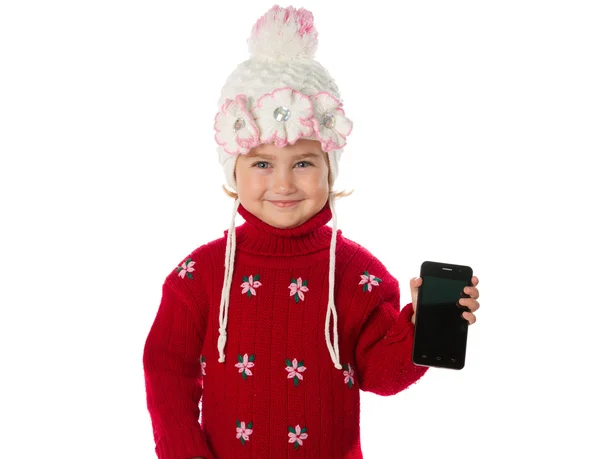 Menina em chapéu quente e uma camisola vermelha mostra smartphone — Fotografia de Stock