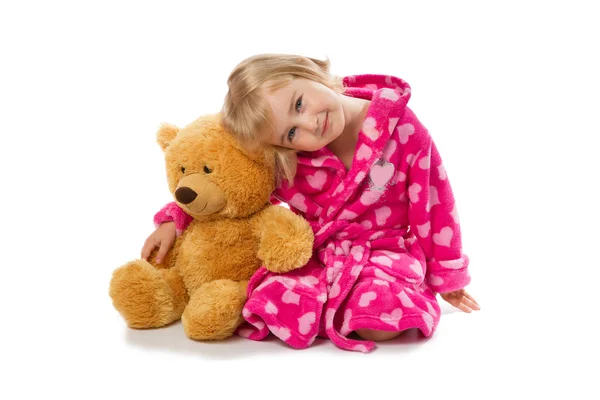 Bambina in caldo accappatoio rosa con orsacchiotto su una ba bianca — Foto Stock