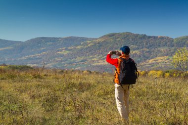 Senin s için sahne fotoğrafını çekmek sırt çantası ile erkek turist