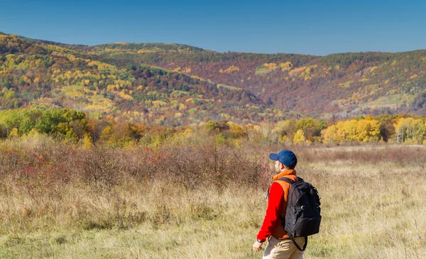 Male tourist with backpack sotret on the horizon in autumn — Stock Photo, Image