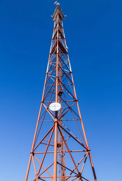 Антенны телекоммуникационных мачт — стоковое фото