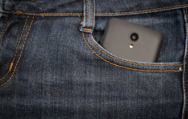 Siyah smartphone cep kotun içinde. arka plan.