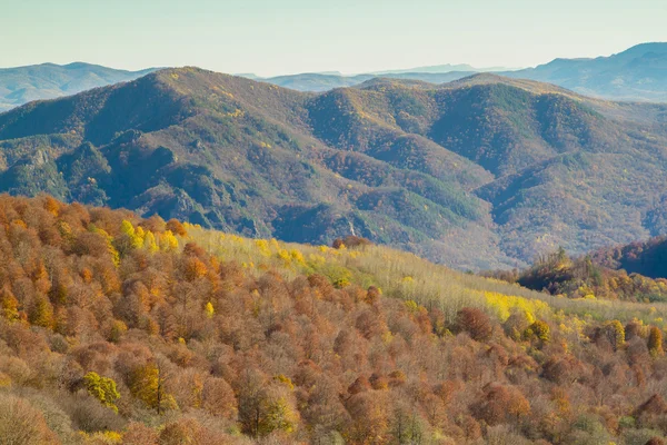 Colorido otoño en las montañas y valles — Foto de Stock