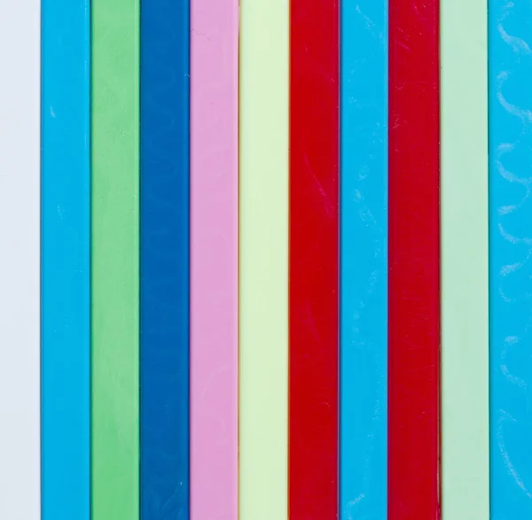 Fondo a rayas de colores. Palos plásticos de diferente color — Foto de Stock