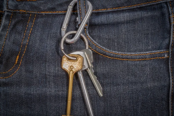 Schlüsselbund an der Jeans. — Stockfoto