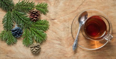 Cam bardak çam dalı ile eski bir rustik tabloda çay. Yeni Evet