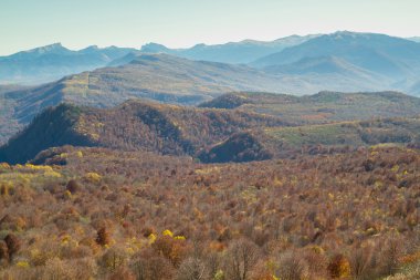 Dağlar ve vadiler renkli sonbahar 