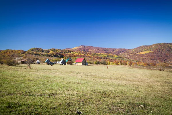 Paisagem de outono rural nas montanhas . — Fotografia de Stock