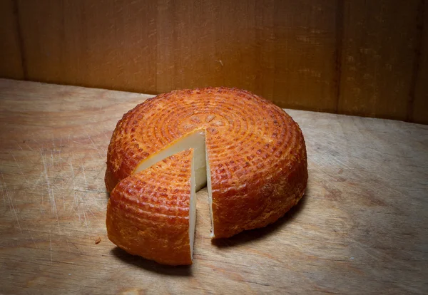 Домашний копченый сыр на кухне . — стоковое фото
