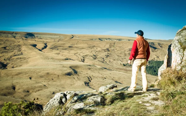 Turista masculino olhando para paisagem panorâmica outono — Fotografia de Stock