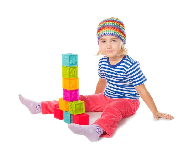 Niña jugando cubos sentado  . —  Fotos de Stock