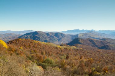 Dağlar ve vadiler renkli sonbahar 