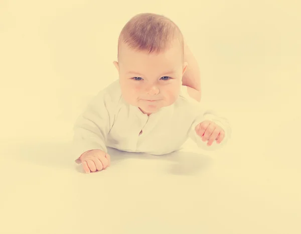 Bebé recién nacido en el primer plano de la camisa sobre fondo blanco . — Foto de Stock