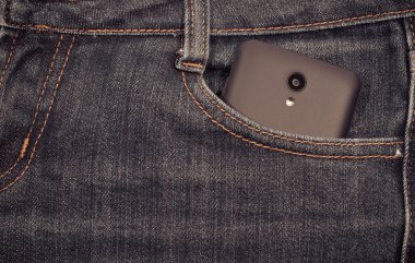 Siyah smartphone cep kotun içinde. arka plan.