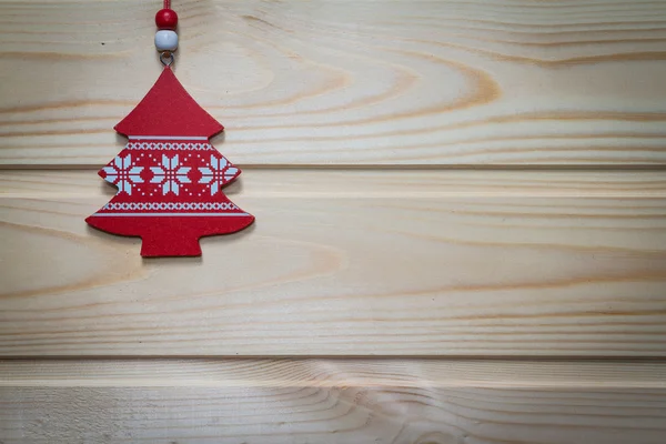 Vánoční dřevěné pozadí zdobené s hračkou. — Stock fotografie