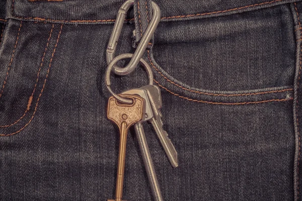 Bunch of keys on the jeans. — Stock Photo, Image