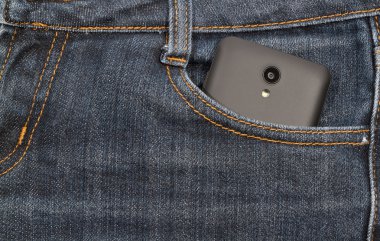Siyah smartphone cep kotun içinde. arka plan.