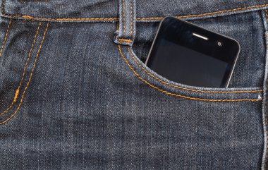 Siyah smartphone cep kotun içinde. arka plan.