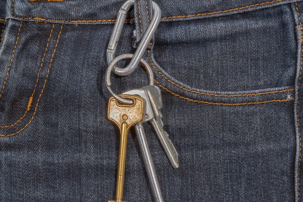 Schlüsselbund an der Jeans. — Stockfoto
