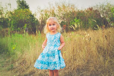 Çimenlerin üzerinde dans komik kız 