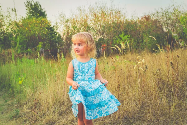 Rolig flicka dansa på gräsmattan — Stockfoto