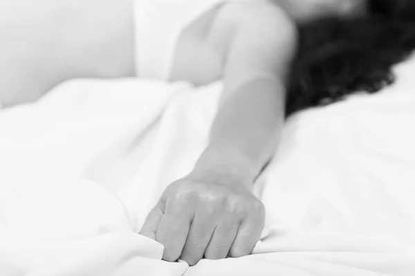 Mâna feminină trăgând foi albe în extaz — Fotografie, imagine de stoc
