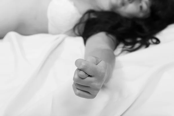 Tânără femeie arată cu degetul — Fotografie, imagine de stoc