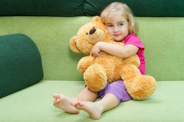 Bambina che abbraccia un orsacchiotto . — Foto Stock
