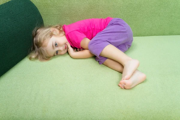 Niña acostada en el sofá . —  Fotos de Stock