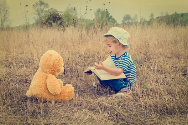 Mignon livre de lecture fille ours en peluche — Photo