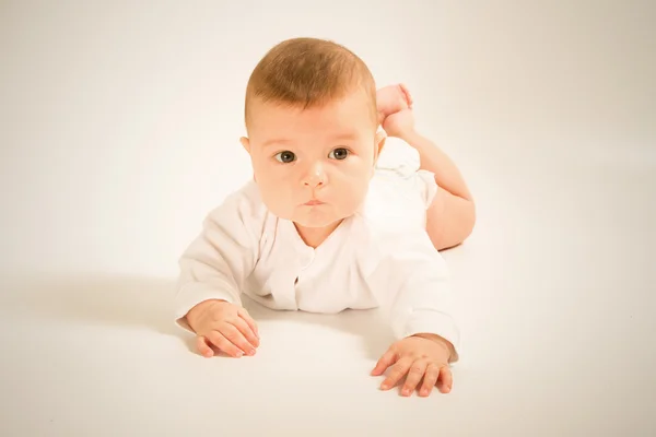 Bebé recién nacido en el primer plano de la camisa sobre fondo blanco . — Foto de Stock