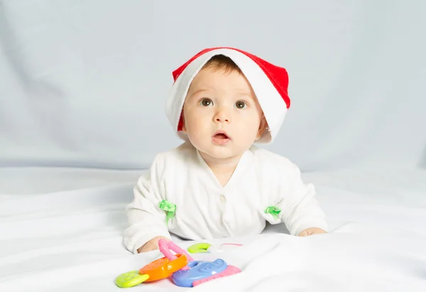 Bebê recém-nascido feliz bonito em chapéu de Natal — Fotografia de Stock