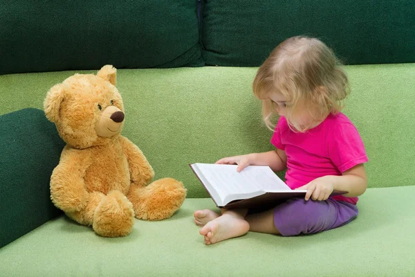 Bambina che legge un libro Orsacchiotto . — Foto Stock