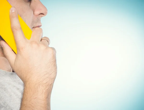 Kaukasische man praten over een vaste telefoon. — Stockfoto